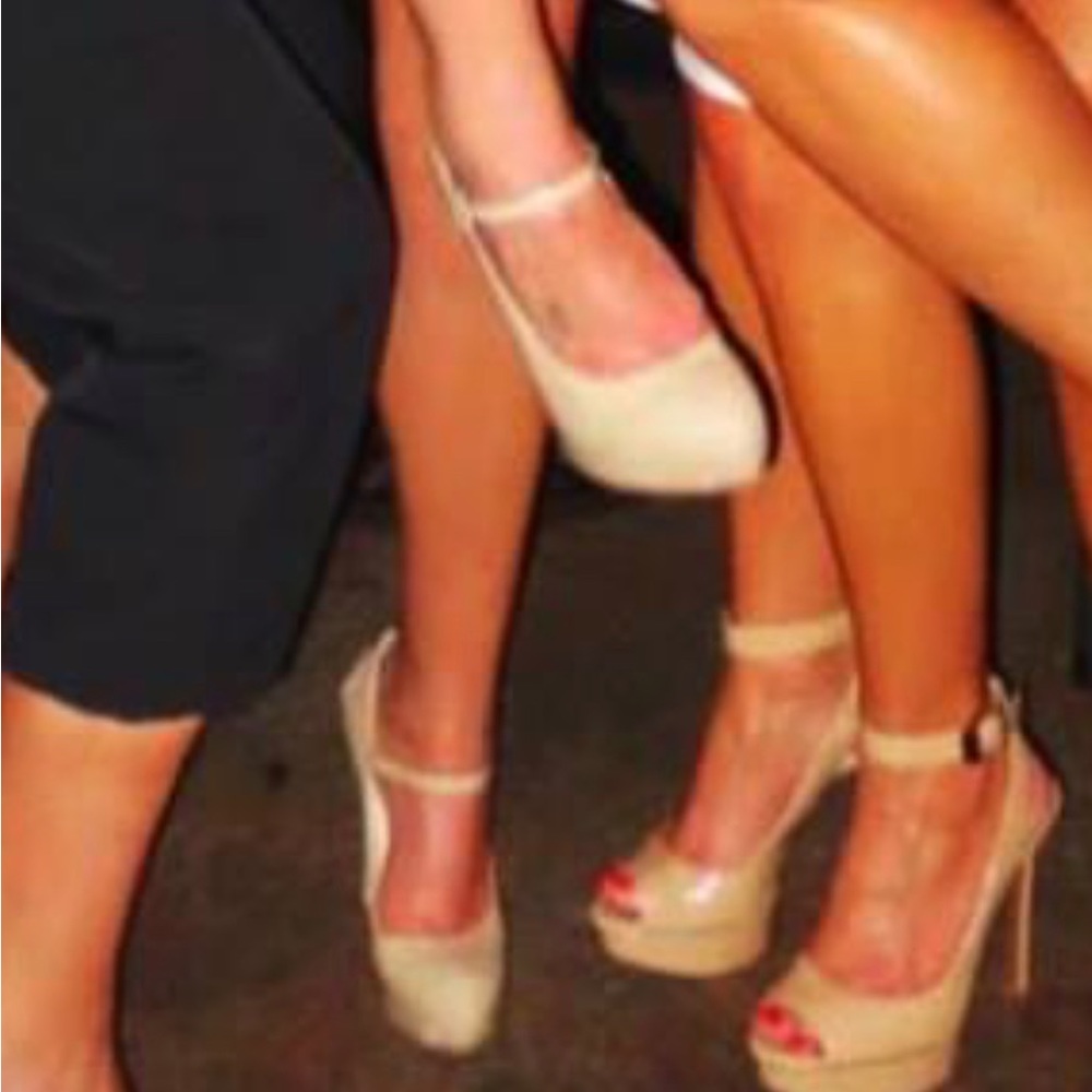 Nine West nude heels with closed toes and a strap with good buckles. Super hot!
